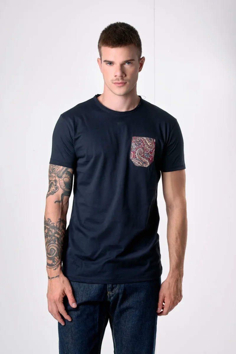 T-Shirt Blu con Taschino in tessuto V2 - immagine 2